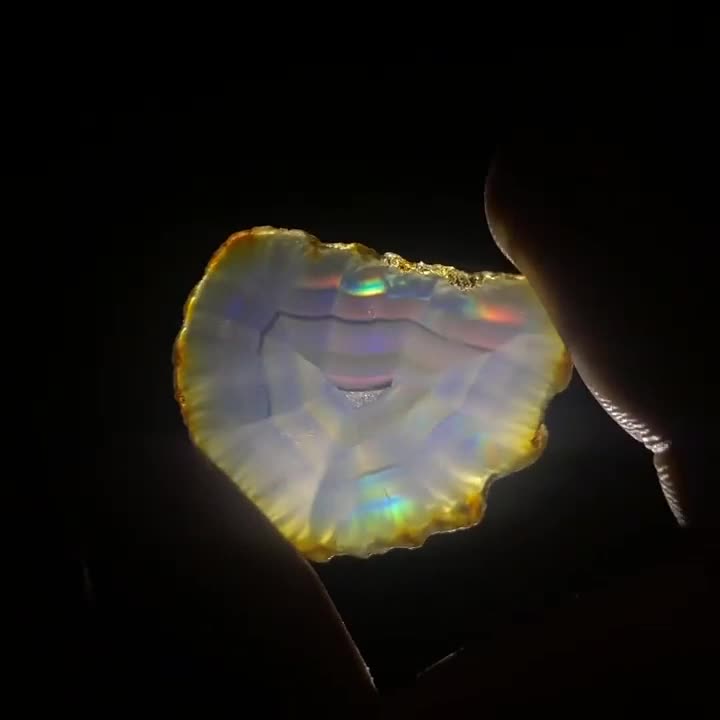 Обложка видео: «Ирис-агат» («Радужный агат») (Rainbow iris agate) — это название тонкополосчатого агата, который…