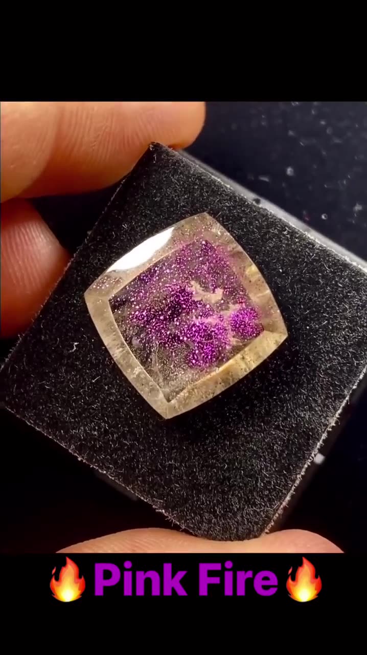 Обложка видео: Эффектные «Pink Fire Quartz» — включения Ковеллина (сульфида меди) в кварце, из Бразилии
